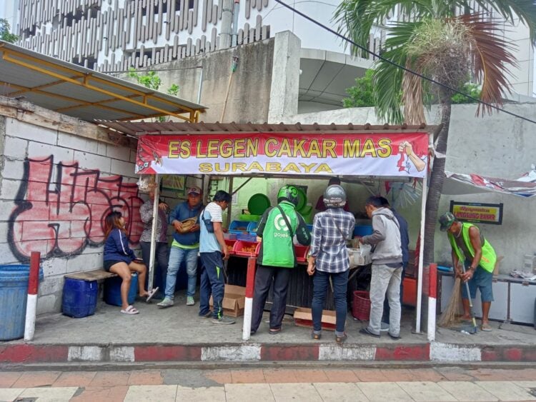 Warung es legen Cakar Mas di Gubeng Surabaya MOJOK.CO