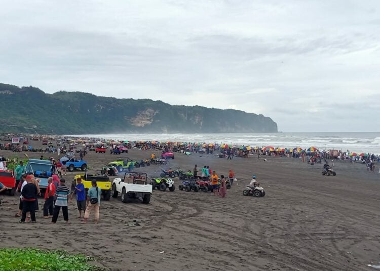 Ribuan wisatawan di Pantai Parangtritis Bantul MOJOK.CO