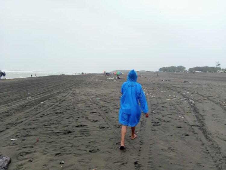 Membantu orang yang terseret ombak di Pantai Parangkusumo MOJOK.CO