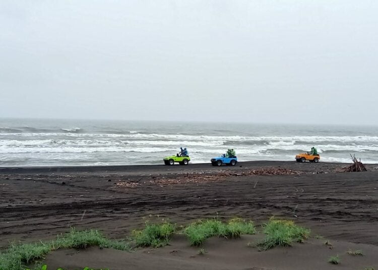 Jeep yang berlalu-lalang di Pantai Parangkusumo, wisata pantai di Bantul, Jogja MOJOK.CO