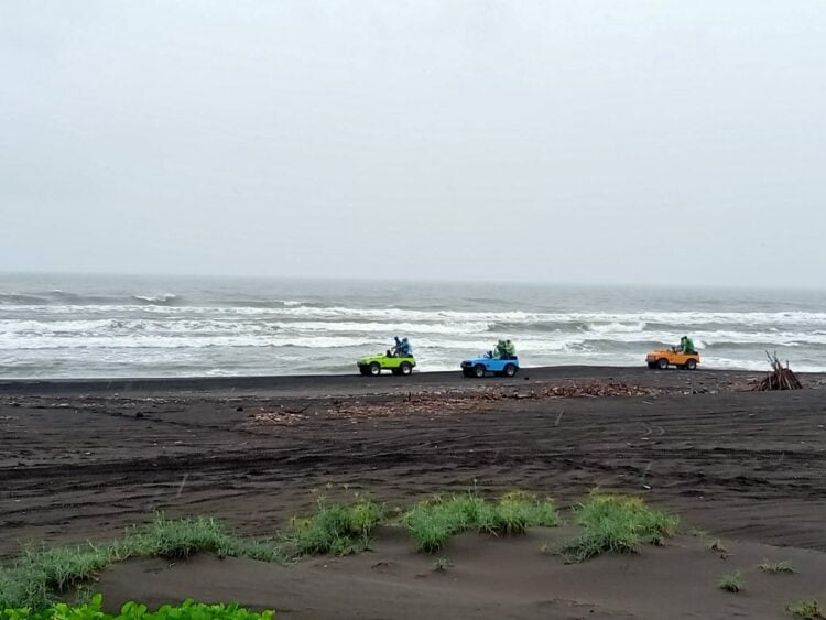 Jeep yang berlalu-lalang di Pantai Parangkusumo, wisata pantai di Bantul, Jogja MOJOK.CO