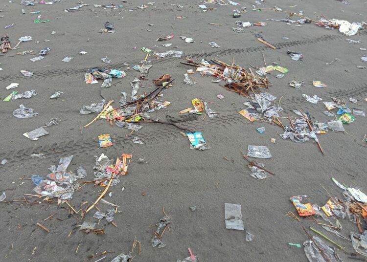 Sampah-sampah di wisata Pantai Parangtritis Jogja MOJOK.CO