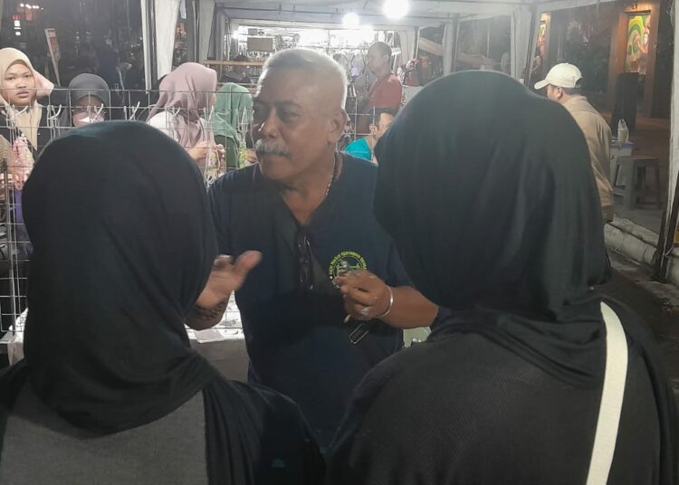 Sugeng menjelaskan makna hidup kepada para remaja di Pasar Ngarsopuro, Solo. MOJOK.CO