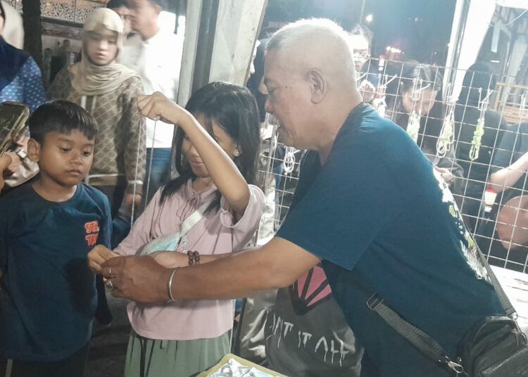 Sugeng mengajarkan anak-anak. MOJOK.CO