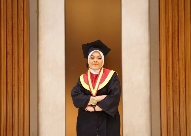 Sarjana UM Surabaya. MOJOK.CO