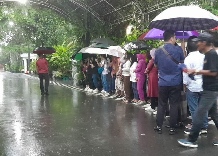 Warga menunggu Jokowi. MOJOK.CO