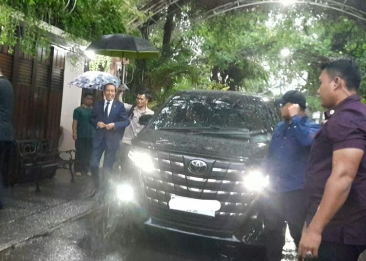 Jokowi turun dari mobil. MOJOK.CO