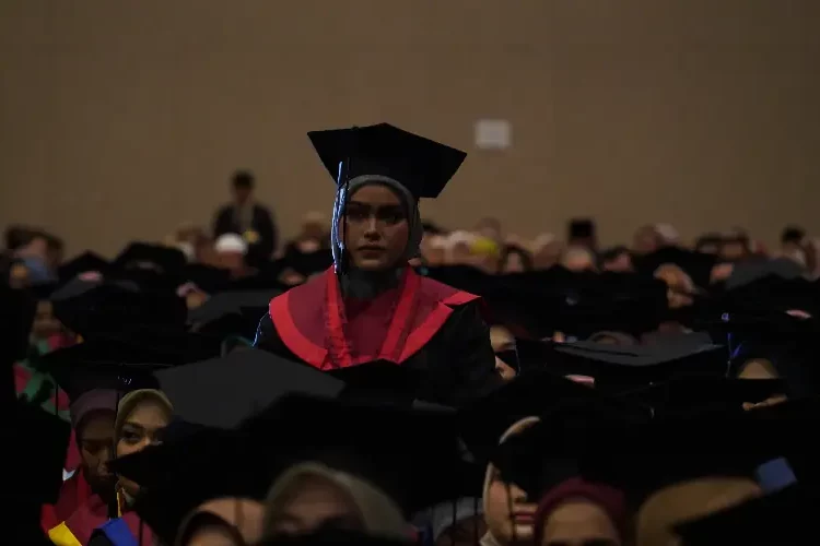 Perjuangan Aida Mahmudah (21) kuliah di Universitas Muhammadiyah (UM) Surabaya MOJOK.CO