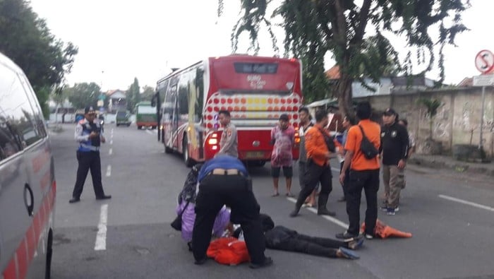 Suroboyo Bus tabrak pejalan kaki di Surabaya MOJOK.CO