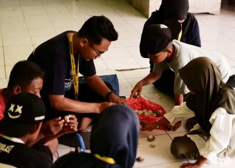 Workshop limbah kerang mahasiswa KKN UGM di Desa Butuh, Konawe Selatan, Sulawesi Tenggara MOJOK.CO