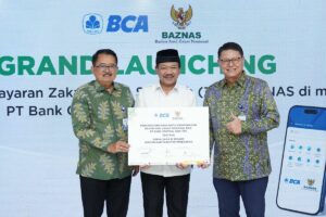 penandatanganan kerja sama antara BAZNAS dengan BCA tersebut dilakukan oleh Ketua BAZNAS RI, Prof. Dr. KH. Noor Achmad, MA., bersama Direktur BCA John Kosasih dan Direktur BCA Antonius Widodo Mulyono di Kantor BAZNAS RI, Jakarta, pada Kamis (20/3/2025).