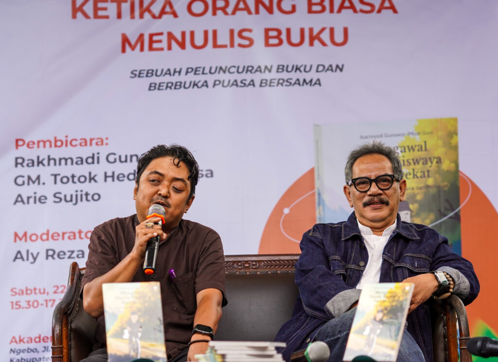 Mbah Goen, dalam peluncuran buku bertajuk "Ketika Orang Biasa Menulis Buku" di Akademi Bahagia, Sleman, Jogja MOJOK.CO