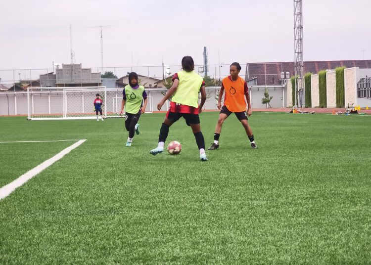 Bocah-bocah perempuan yang berlatih di Supersoccer Arena MOJOK.CO