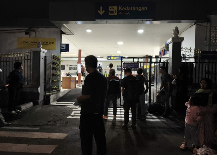 Menanti penumpang di Stasiun Lempuyangan Jogja MOJOK.CO