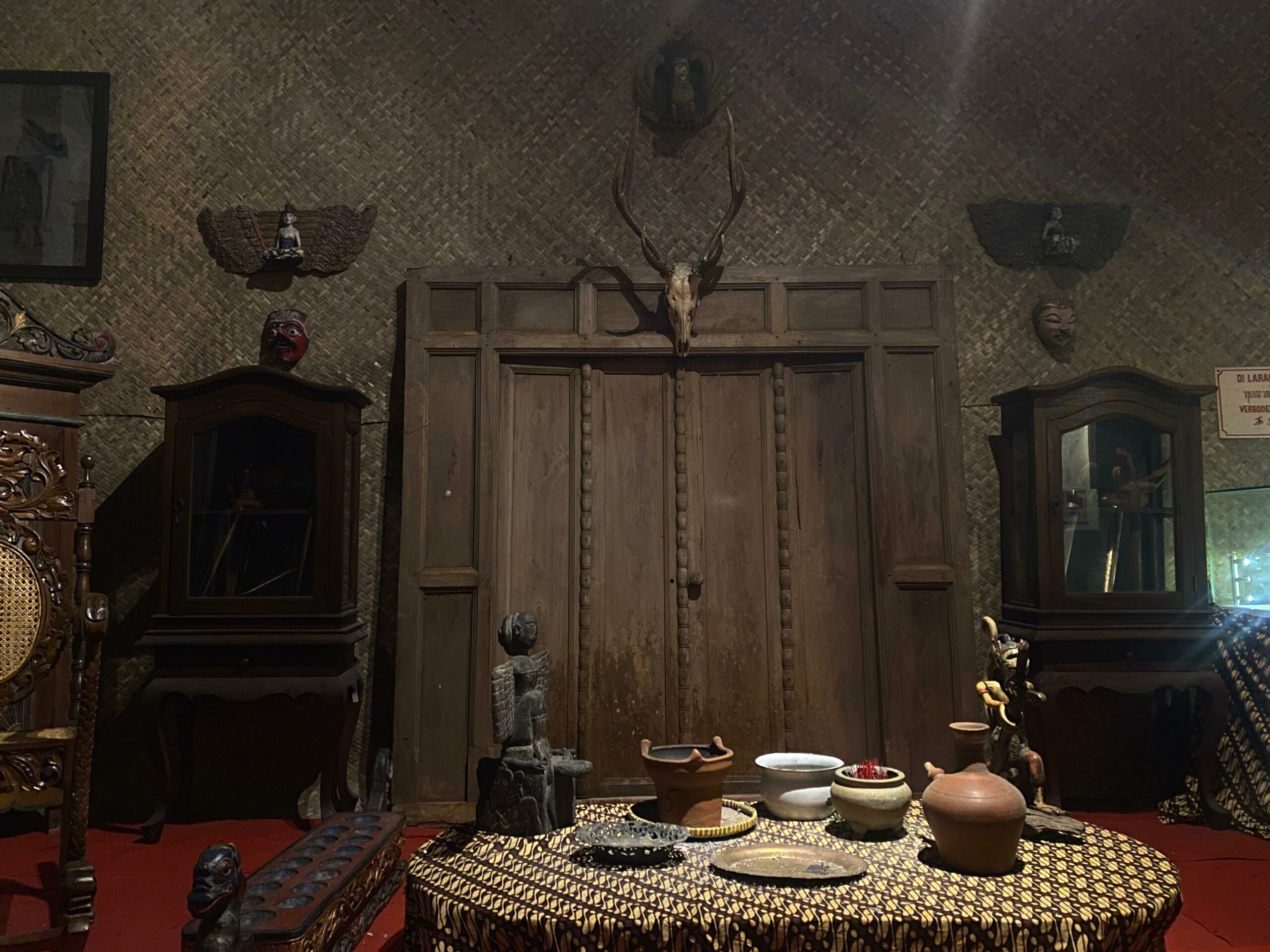 rumah hantu, benda antik.MOJOK.CO