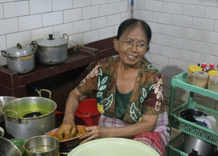 Peracik jamu Tari. MOJOK.CO