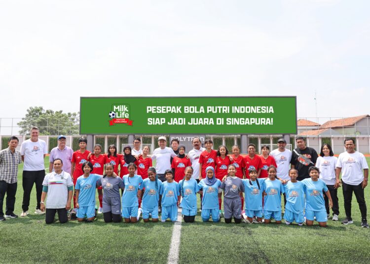 Pesepakbola putri muda Indonesia jebolan MilkLife Soccer Challenge (MLSC) siap tanding di Singapura MOJOK.CO
