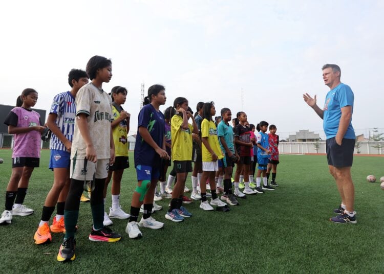 Tim MilkLife Shakers dan HydroPlus Strikers menjalani pemusatan di Supersoccer Arena, Kudus di bawah komando Timo Scheunemann MOJOK.CO
