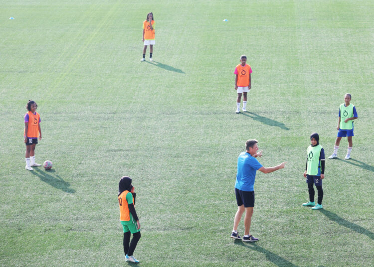 Tim MilkLife Shakers dan HydroPlus Strikers menjalani pemusatan di Supersoccer Arena, Kudus di bawah komando Timo Scheunemann MOJOK.CO