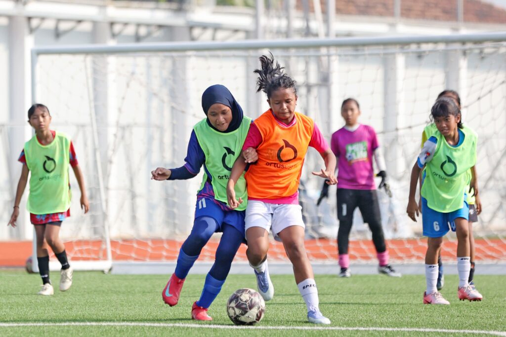 Pesepakbola putri muda Indonesia jebolan MilkLife Soccer Challenge (MLSC) siap tanding di Singapura MOJOK.CO