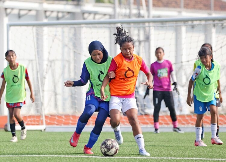 Pesepakbola putri muda Indonesia jebolan MilkLife Soccer Challenge (MLSC) siap tanding di Singapura MOJOK.CO