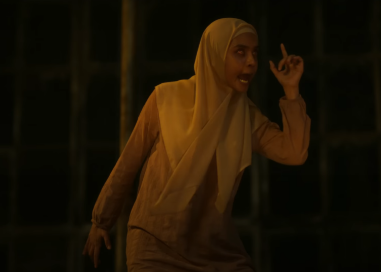 Salah satu adegan kesurupan di film. MOJOK.CO