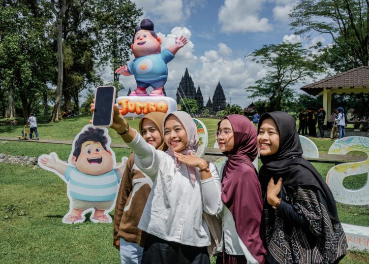 pengunjung di sekitar kawasan candi. MOJOK.CO