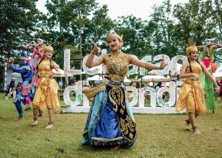 Penari lokal. MOJOK.CO