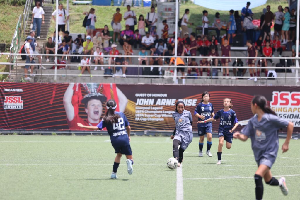 Pemain MilkLife Shakers di JSSL Singapore. MOJOK.CO