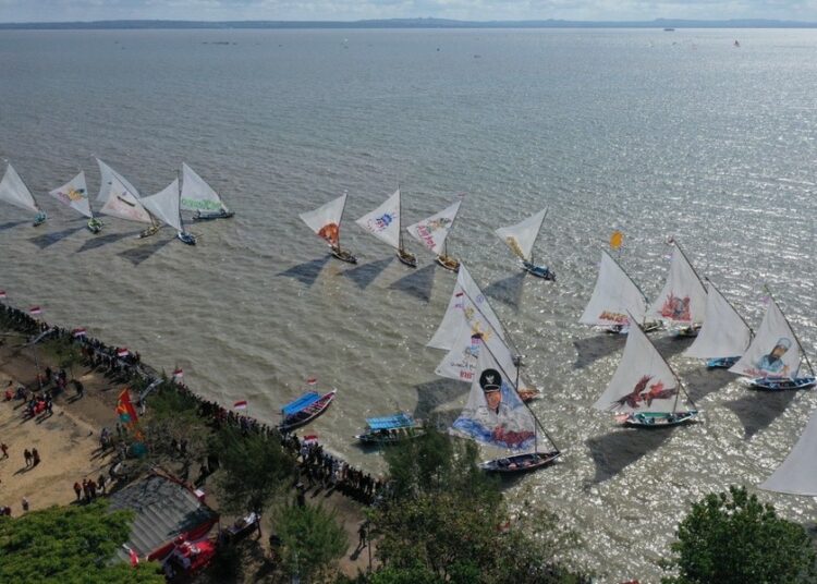 Perahu wisata di Pantai Kenjeran Surabaya MOJOK.CO