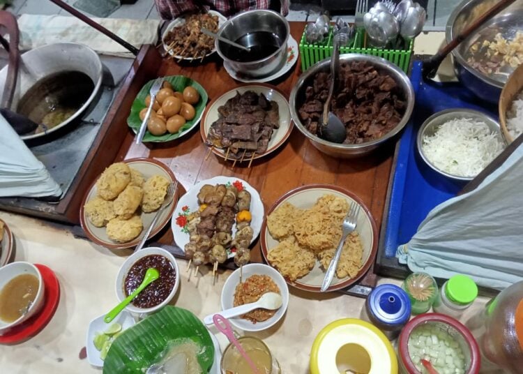 Aneka lauk di warung soto kerbau Bu Ramidjan Kudus MOJOK.CO