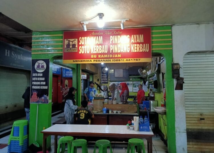 Warung soto kerbau Bu Ramdijan Kudus di Taman Bojana MOJOK.CO