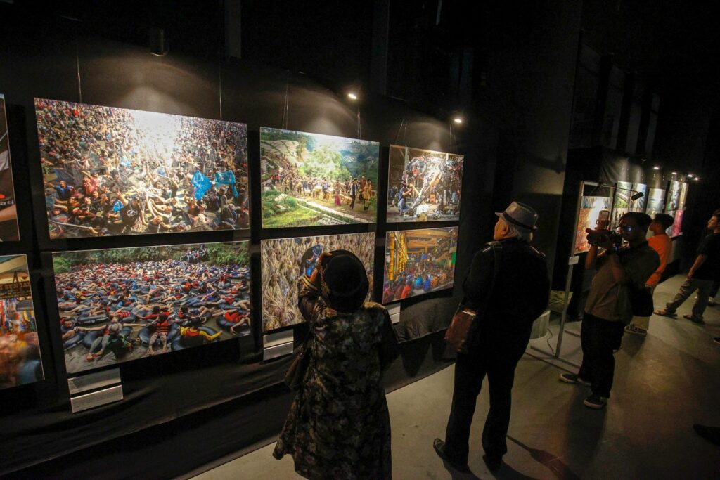 Pameran fotografi jurnalistik "Sing Penting Madhang" di GIK UGM MOJOK.CO