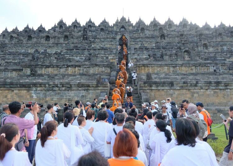 Bhikku ibadah. MOJOK.CO