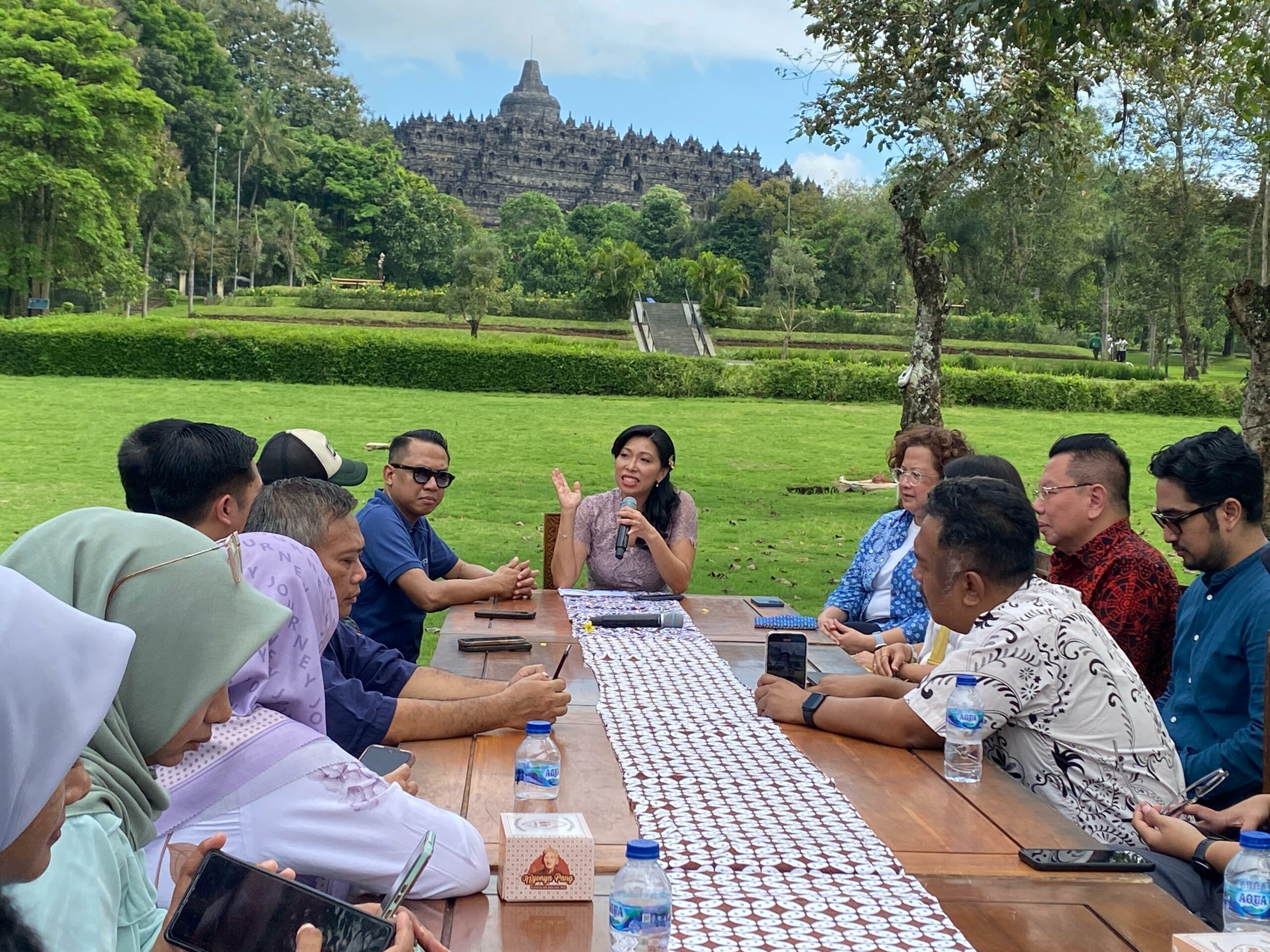 stairlift di candi borobudur.MOJOK.CO