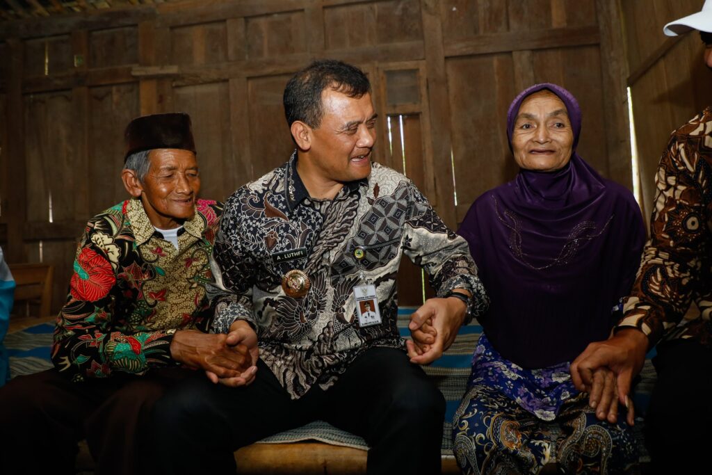 Gubernur Jawa Tengah, Ahmad Luthfi bantu perbaiki rumah Wagiman dan Samiyem di Boyolali MOJOK.CO