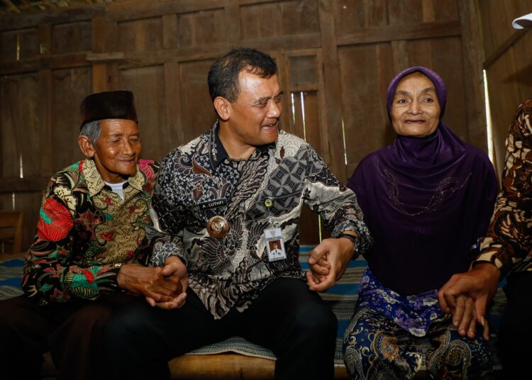 Gubernur Jawa Tengah, Ahmad Luthfi bantu perbaiki rumah Wagiman dan Samiyem di Boyolali MOJOK.CO