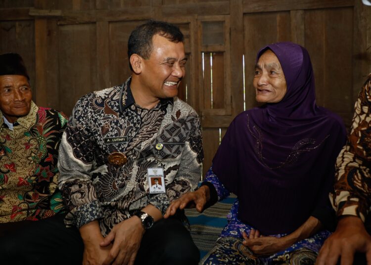 Gubernur Jawa Tengah, Ahmad Luthfi kunjungi rumah Wagiman dan Samiyem di Boyolali MOJOK.CO