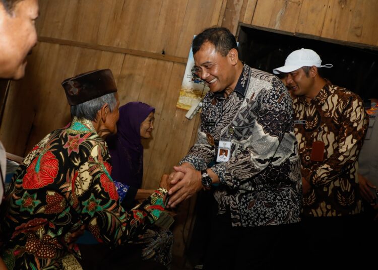 Gubernur Jawa Tengah, Ahmad Luthfi kunjungi rumah Wagiman dan Samiyem di Boyolali MOJOK.CO