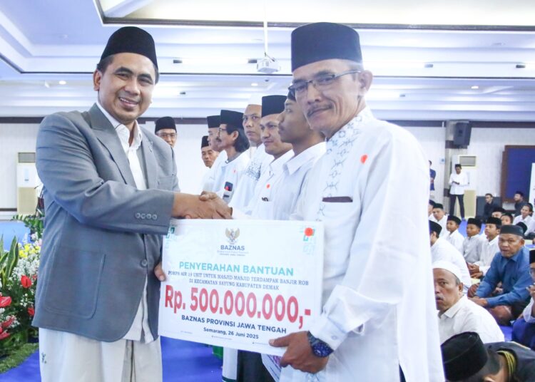 Penyerahan bantuan secara simbolis dalam peringatan Tahun Baru Islam (Muharram) 1447 H di Jawa Tengah MOJOK.CO