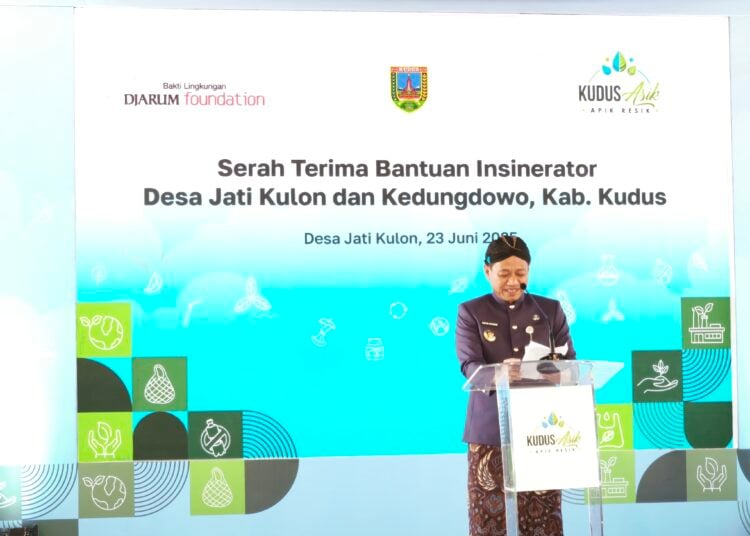 Bupati Kudus, Sam'ani Intakoris, berterima kasih atas bantuan alat pembakaran sampah insinerator dari BLDF MOJOK.CO