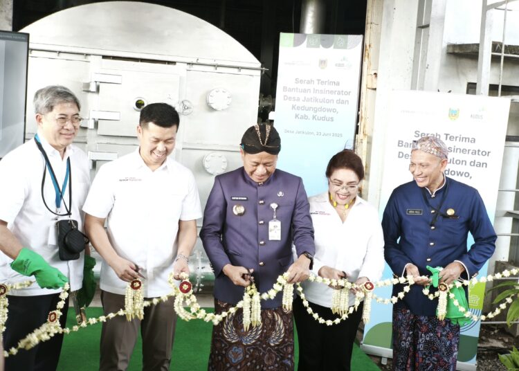 Prosesi serah terima insinerator dari BLDF di Desa Jatikulon MOJOK.CO