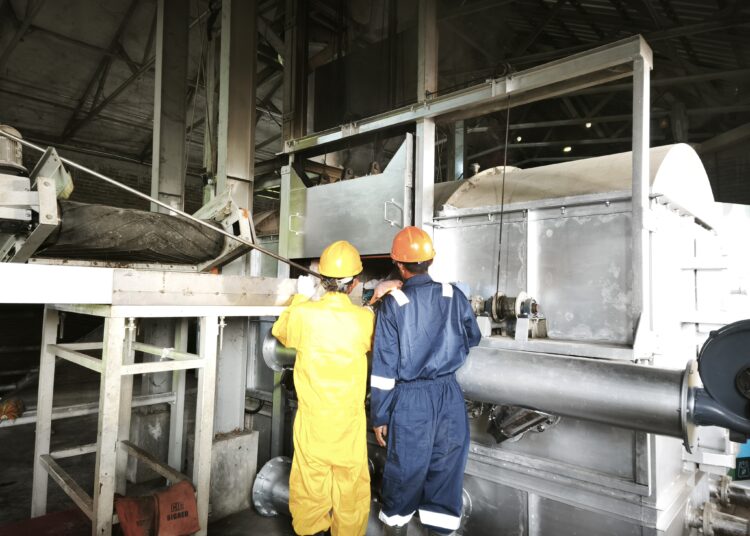 Pembakaran sampah di insinerator TPS Desa Jatikulon, Kudus MOJOK.CO