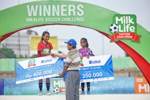 Regina Mikaela Lintang Putri menerima penghargaan sebagai pemain terbaik MLSC 2025 untuk KU 12 MOJOK.Co