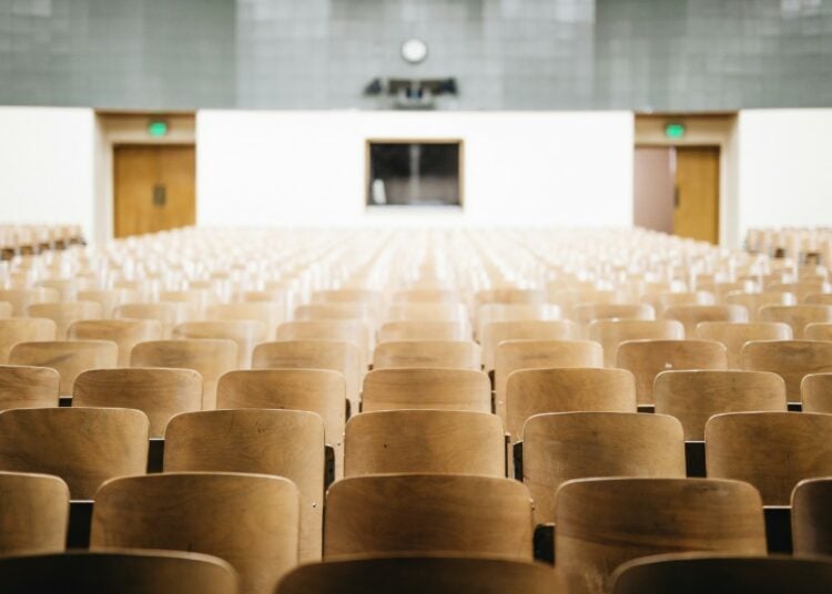 Sastra Indonesia Hanya untuk Pecundang dan Orang Gagal (Unsplash)