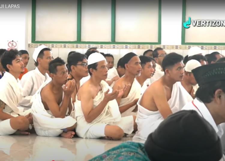 Napi berdoa di masjid. MOJOK.CO