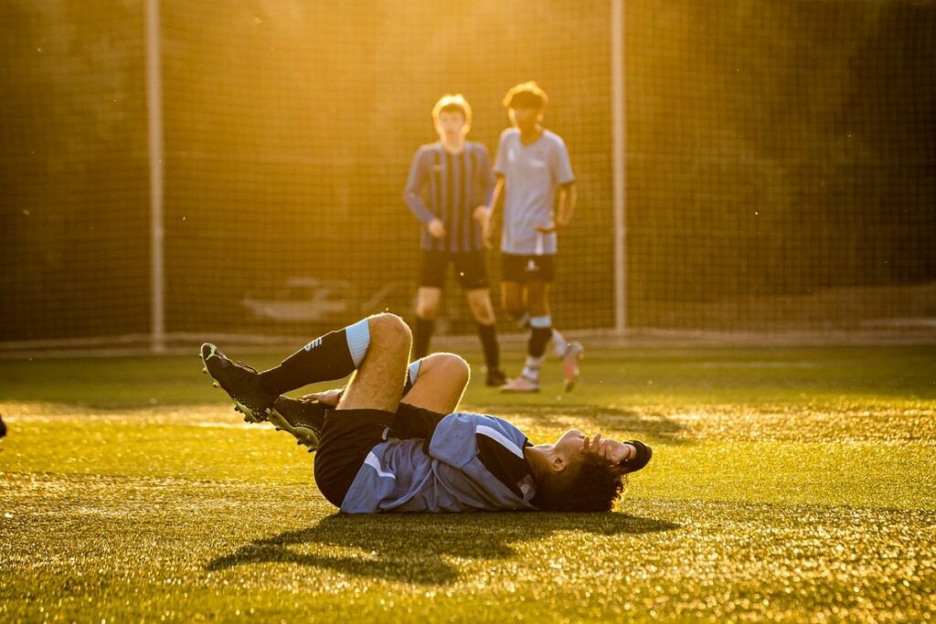 Orang yang Kasar pas Main Mini Soccer Baiknya Memang Dipegangin Kepalanya Bareng-bareng, Lalu Dijedotin ke Gapura 182 Kali