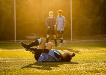Orang yang Kasar pas Main Mini Soccer Baiknya Memang Dipegangin Kepalanya Bareng-bareng, Lalu Dijedotin ke Gapura 182 Kali