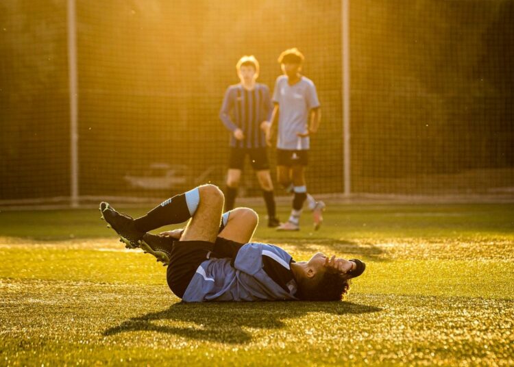 Orang yang Kasar pas Main Mini Soccer Baiknya Memang Dipegangin Kepalanya Bareng-bareng, Lalu Dijedotin ke Gapura 182 Kali