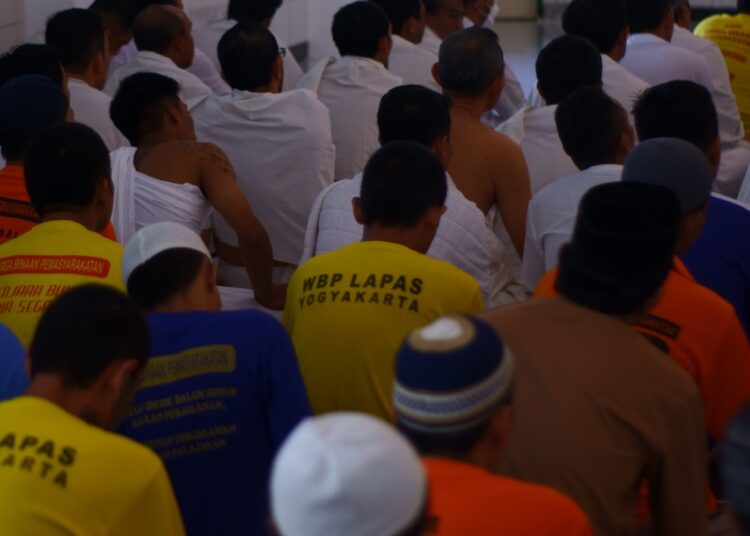 Para napi di Masjid Al-Fajr. MOJOK.CO